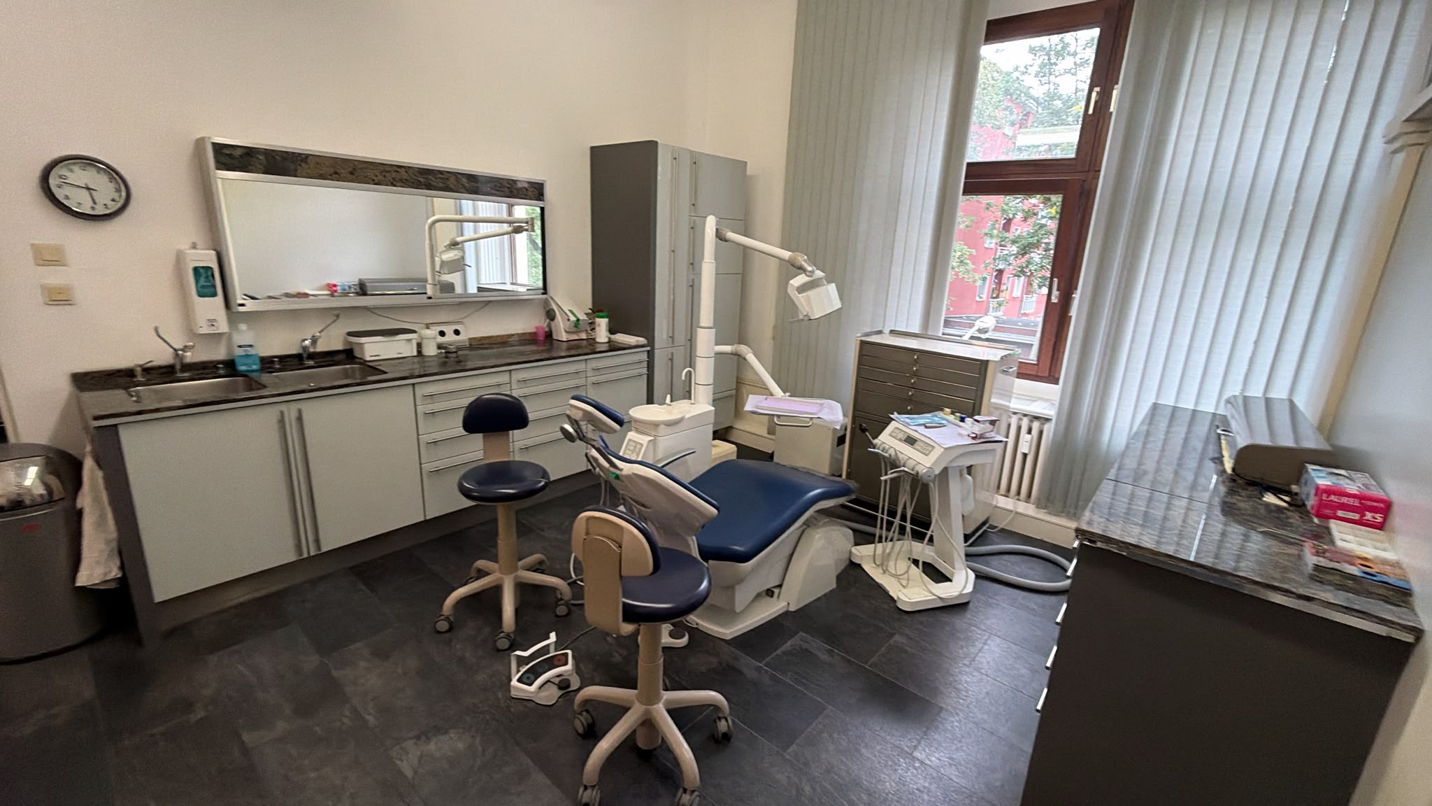 Behandlungszimmer mit Zahnarztstuhl